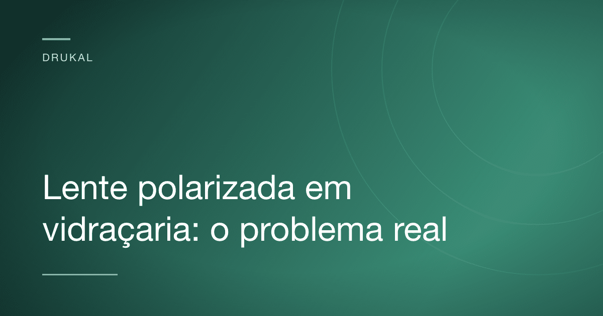 Close de uma lente polarizada sobre uma superfície de vidro mostrando um padrão de faixas coloridas em formato de arco-íris